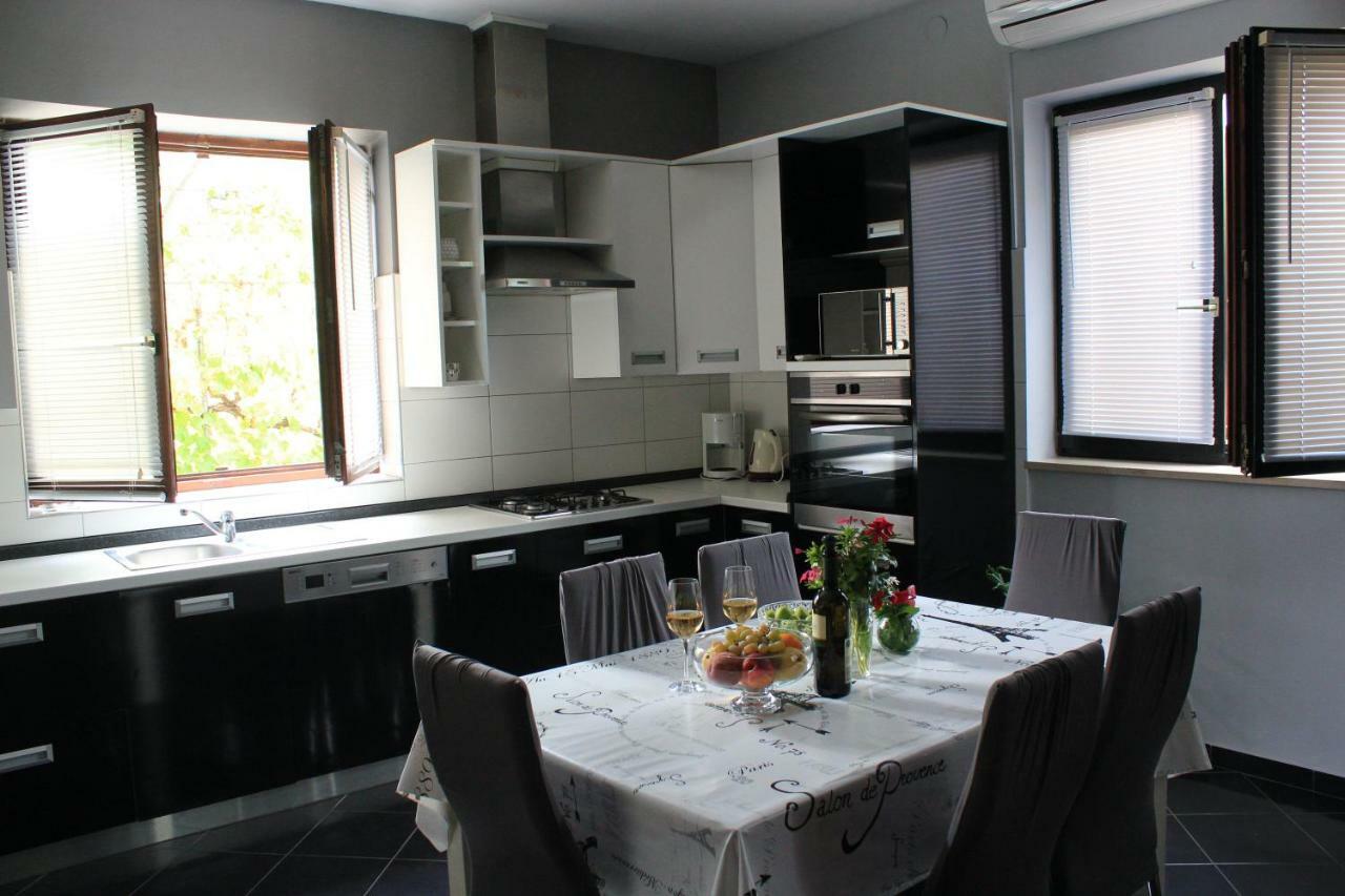 Roses Apartment Lukoran エクステリア 写真